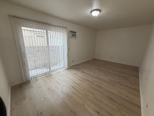 Building Photo - 4-BEDROOM HOUSE. REMODELED KITCHEN-NO HOA!