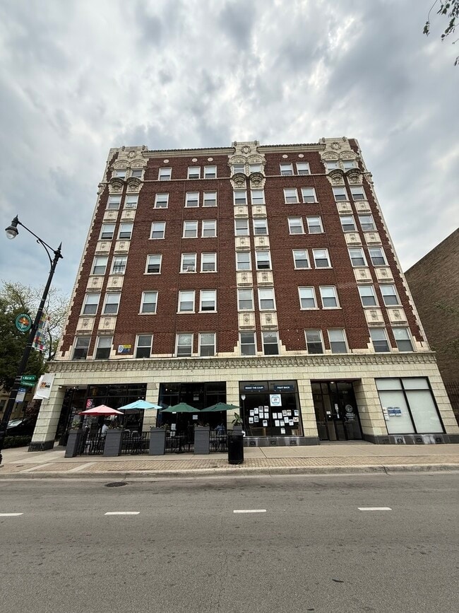 Building Photo - 6930 N Greenview Ave