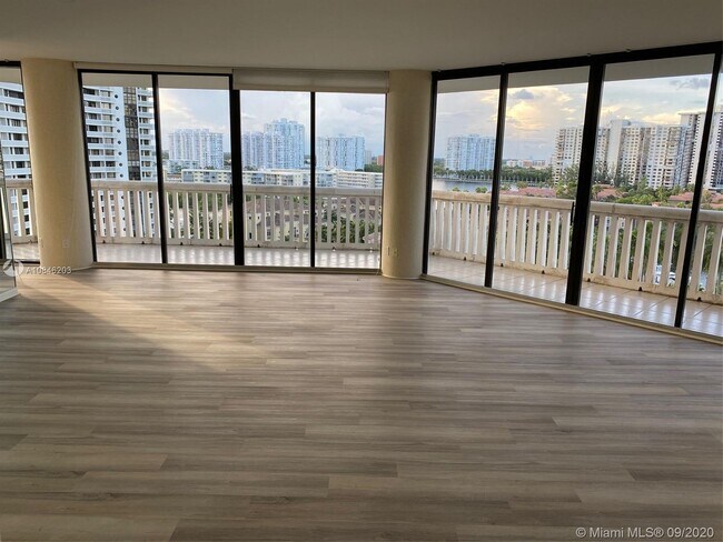 Foto del edificio - 2000 Island Blvd