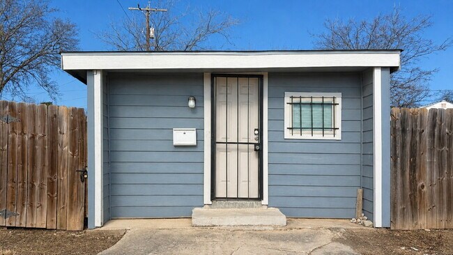 Foto del edificio - Private Detached 1-Bedroom Apartment with Backyard