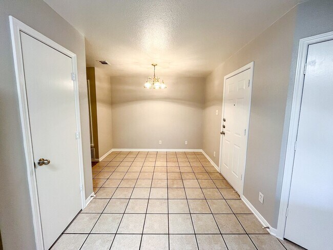 Building Photo - 1213 Cinch Dr
