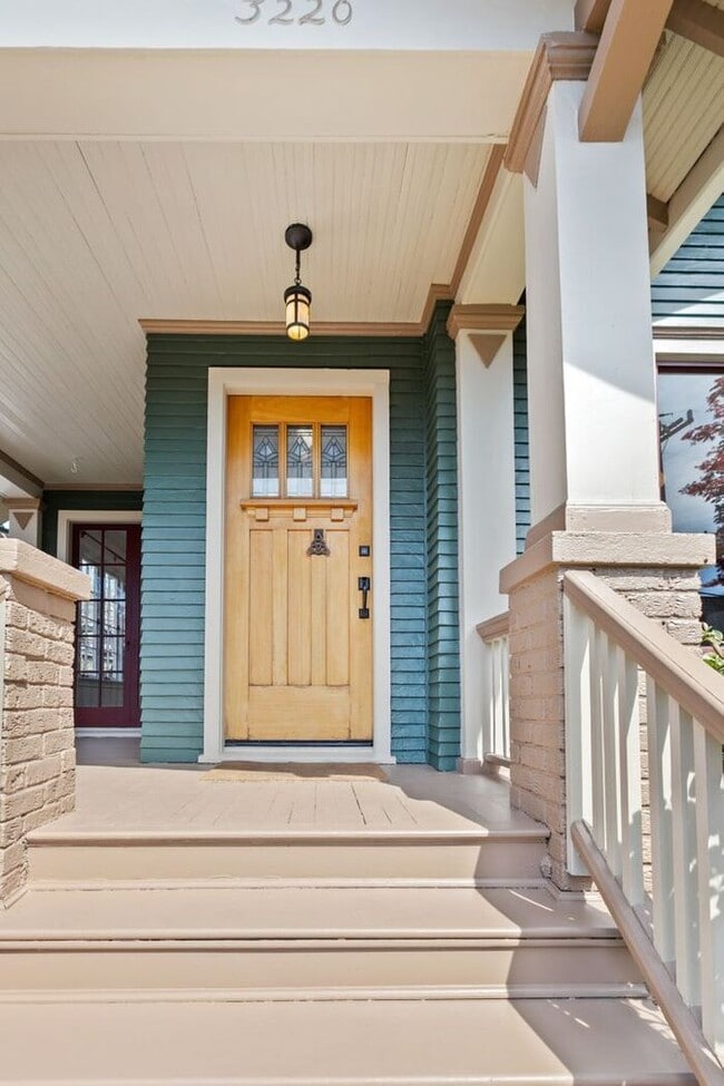 Building Photo - Quintessential Craftsman in Coveted Mt. Baker