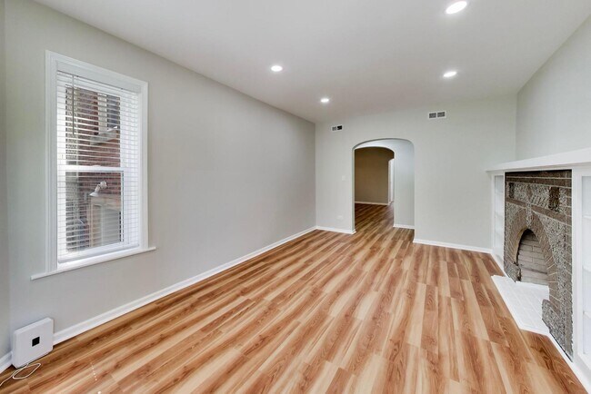 Building Photo - 5418 N Artesian Ave