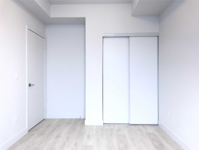 Photo du bâtiment - 8 Eglinton Ave E