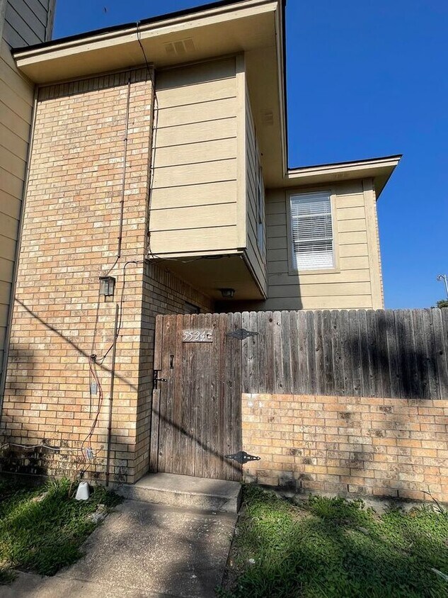 Primary Photo - Cozy 2 Bedroom Townhome for rent in North ...