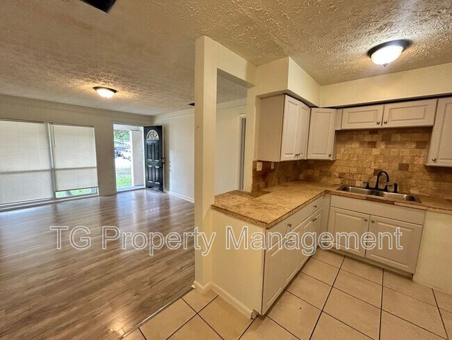 Foto del edificio - 6453 Burgundy Rd S