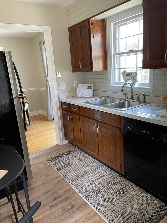 Kitchen - 1411 Falcon Dr