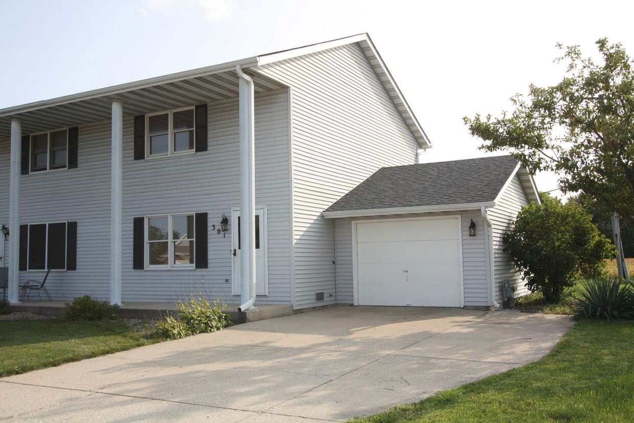 Primary Photo - 301 S Raven Rd