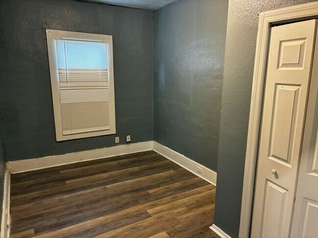 Foto del edificio - 1653 W 35th St