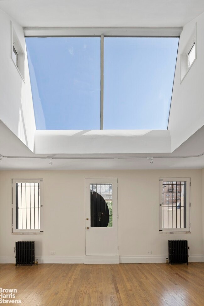 Foto del edificio - Beautiful Office Units in Townhouse