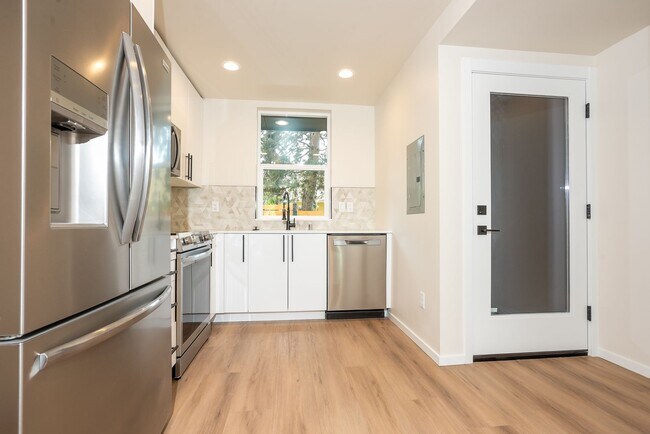 Foto del edificio - NEW CONSTRUCTION- MOVE- IN READY