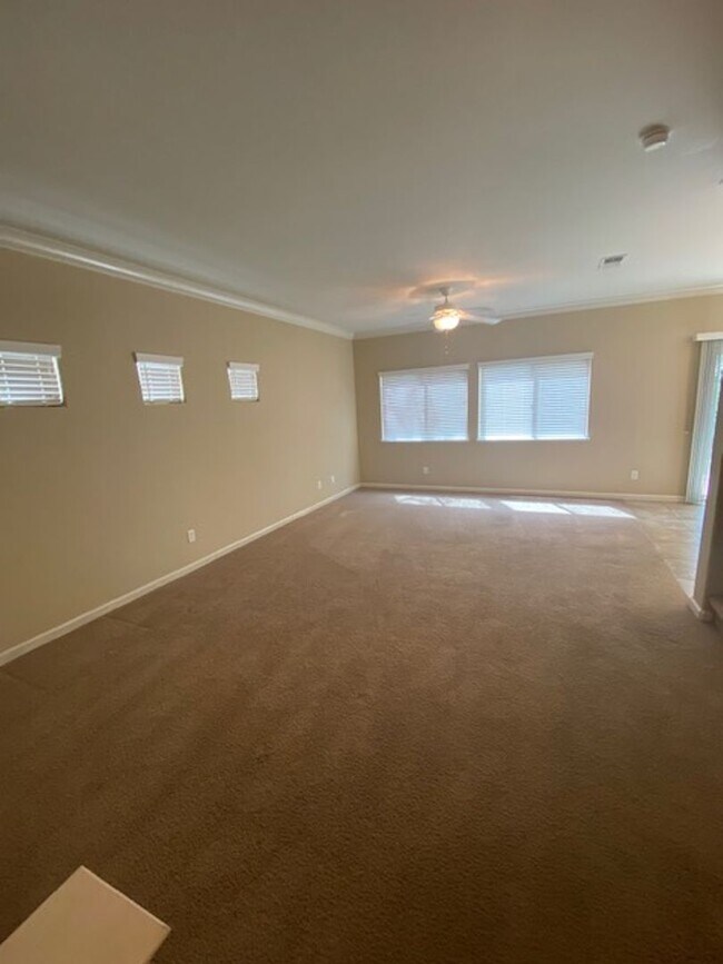 Building Photo - Rare Find in Lincoln!  Spacious 3 Bedroom 2.5 Bath Home Walking Distance to the Park