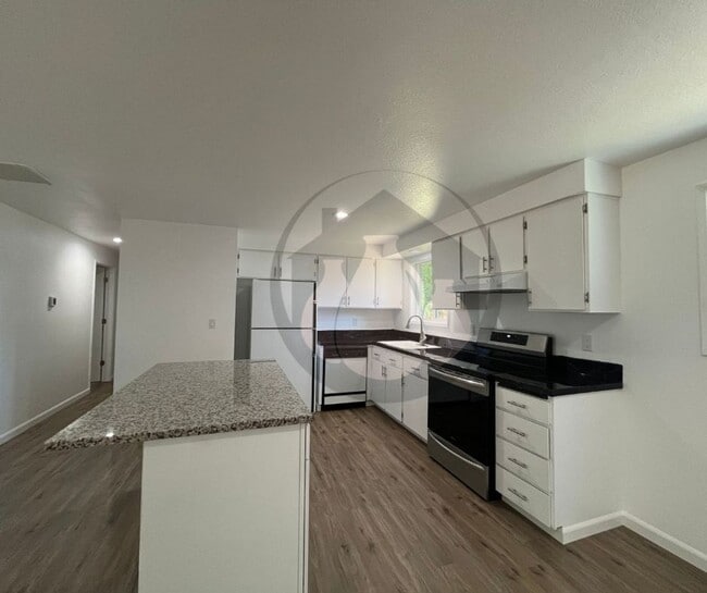 Building Photo - Single Level House- New Flooring-Freshly P...