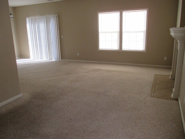 Foto del edificio - Spacious Townhome!