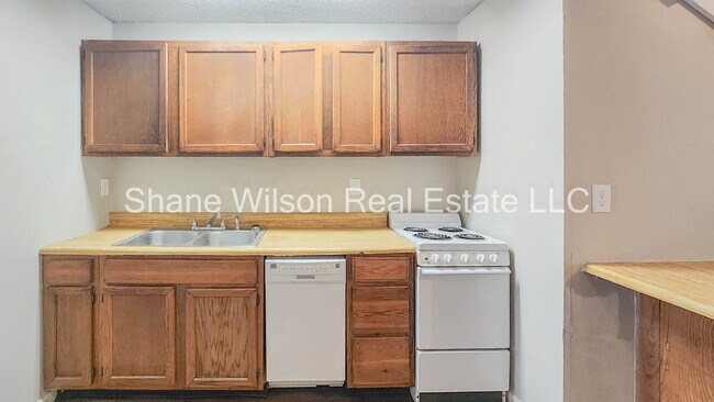 Building Photo - Cute Townhouse Available!