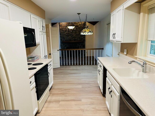 Building Photo - 7 Bentridge Ct