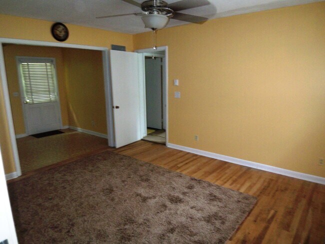 Building Photo - Charming Duplex in Mount Airy!