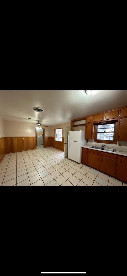 Building Photo - Spacious 2 Bed House! Large backyard!