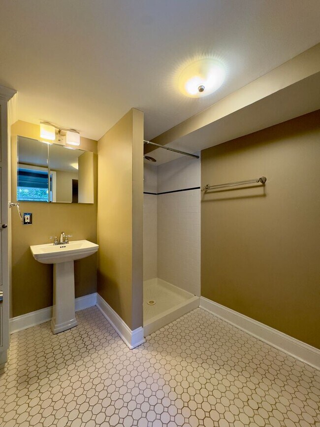 Foto del edificio - Spacious 4-Bedroom Single Family House in ...