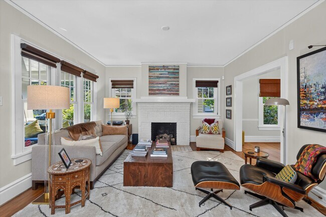 Foto del edificio - 2038 Dartmouth Pl