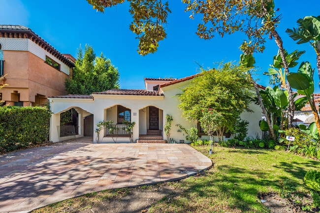 Building Photo - 357 S La Peer Dr