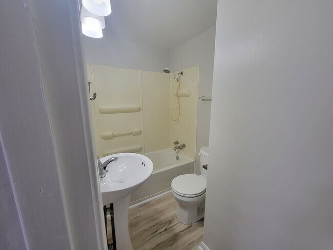 Foto del edificio - 152 Maywood Avenue