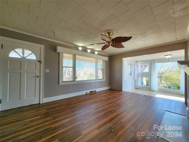 Building Photo - 2401 Woodsdale Dr