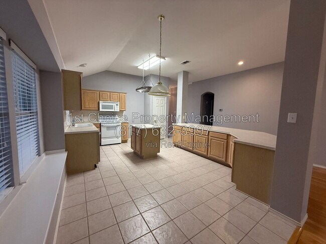 Building Photo - 5016 San Jacinto Dr