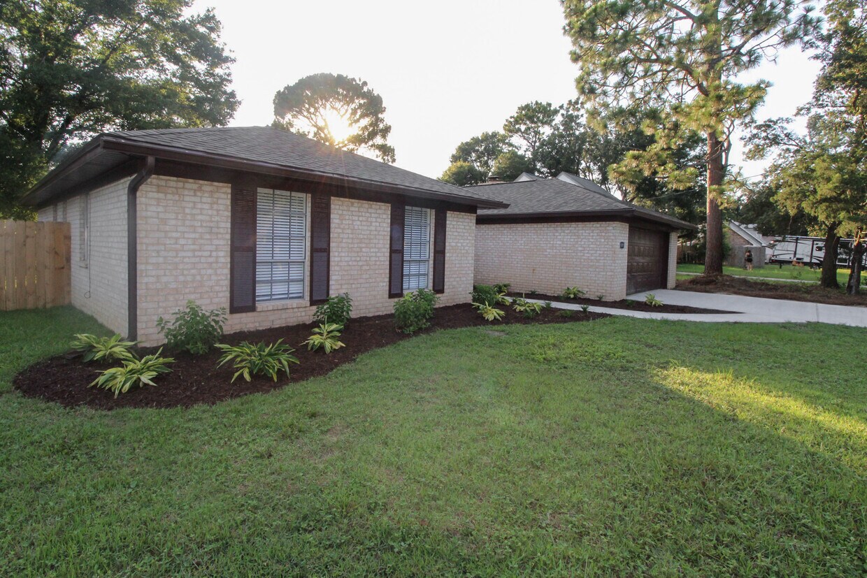 Foto principal - 5897 Somerset Dr