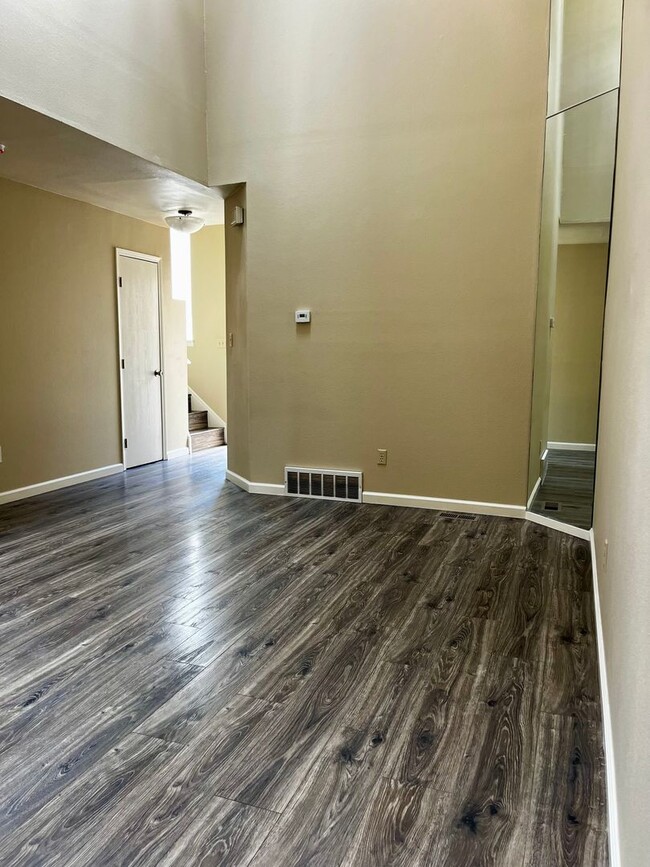 Building Photo - Cozy 2 Bedroom Townhouse Available in Colo...