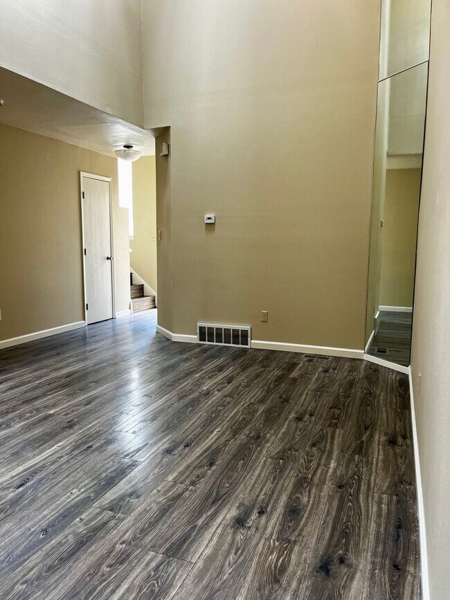 Foto del edificio - Cozy 2 Bedroom Townhouse Available in Colo...