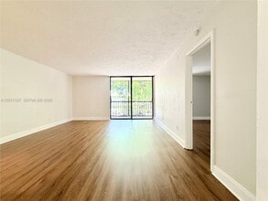 Building Photo - 450 Commodore Dr