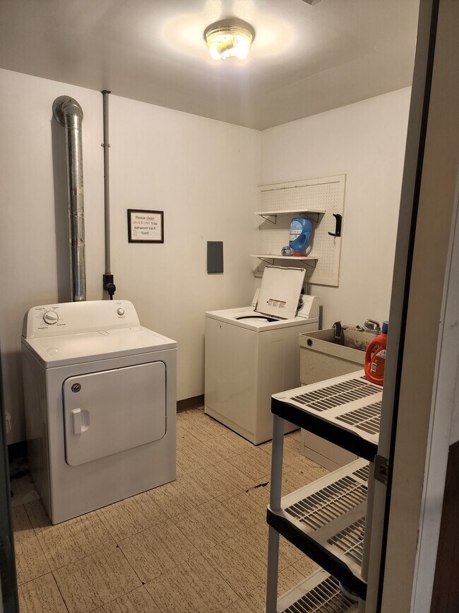 lavadero - 220 W Frank St