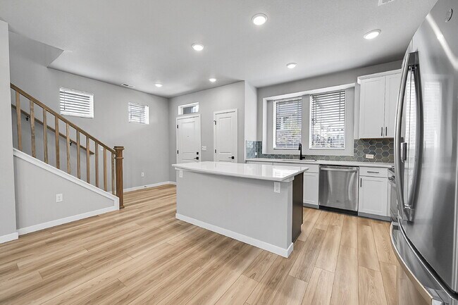 Building Photo - $2,495.00, 3 bed,2.5 bath located in Color...