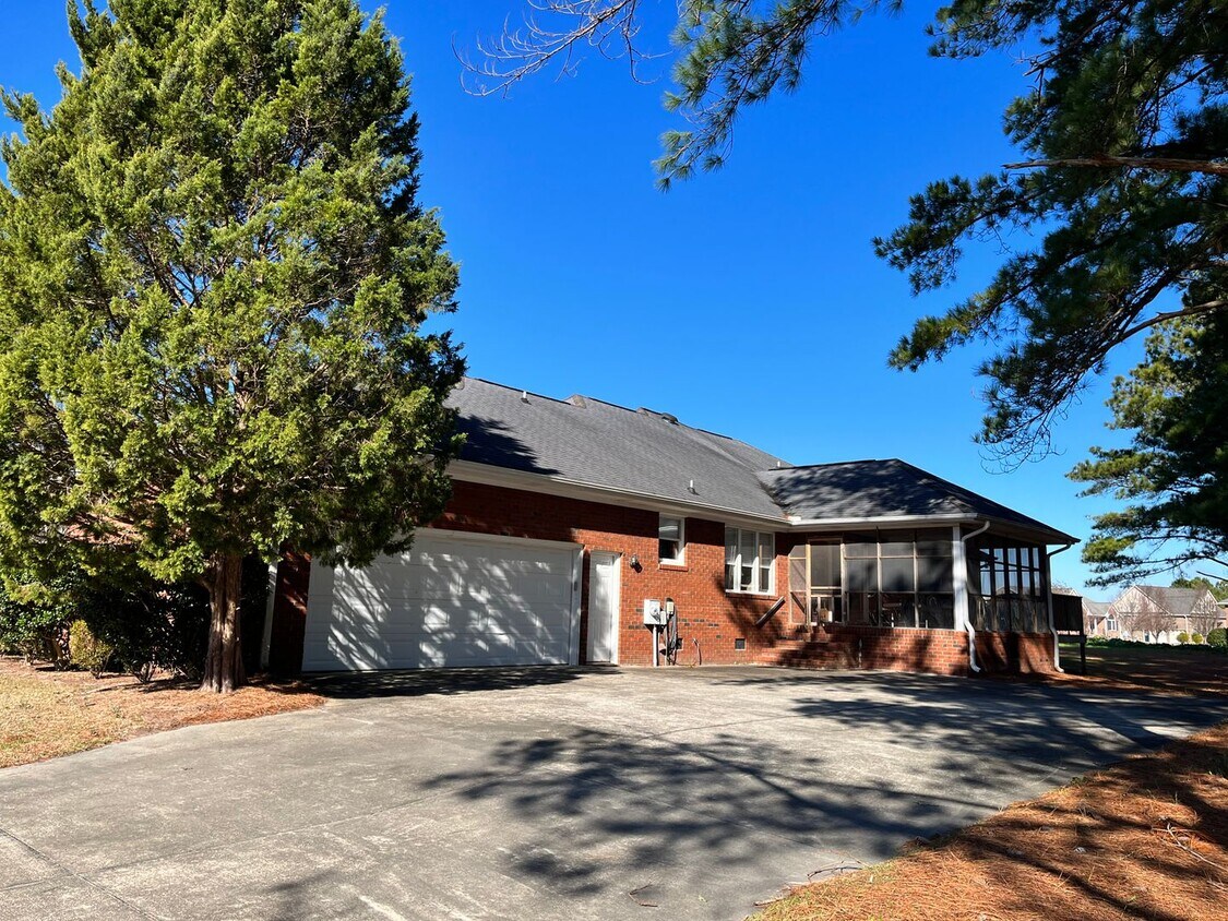 Foto principal - Grand 4 Bedroom Home in Sought After Hunte...