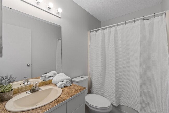 Photo du bâtiment - 6400 Coach Hill Rd SW