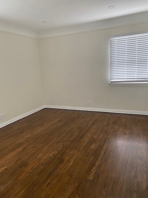 Living room with real hardwood floors - 130 S Cordova St