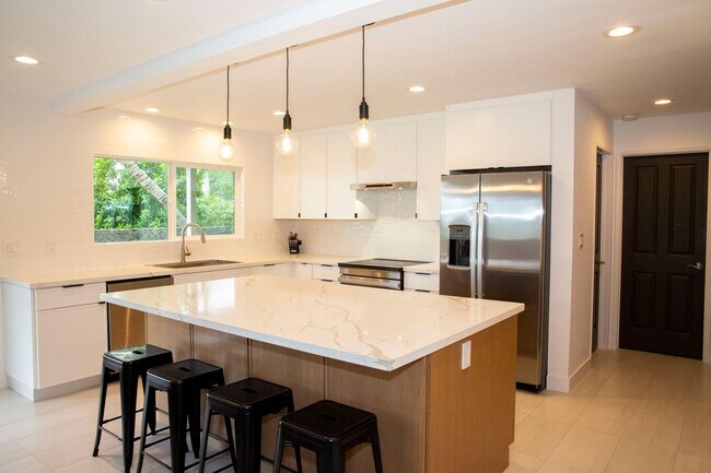 Foto del edificio - Beautifully Appointed Fully Furnished 4 bedroom/3 bathroom Kuau BayView House w/ Ocean views