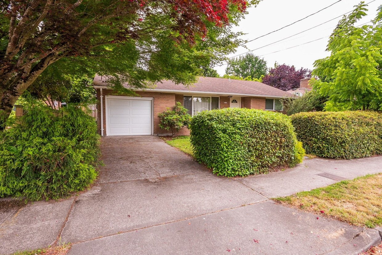 Primary Photo - SHORT TERM RENTAL Charming Brick Home with...