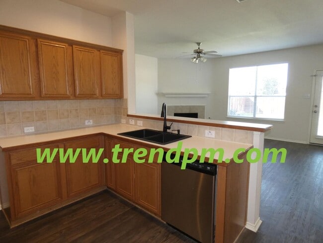 Building Photo - Stunning 4/2.5/2 home close to schools, sh...