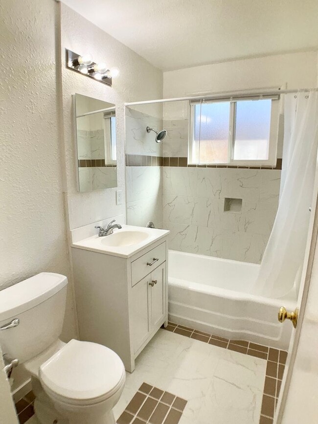 Foto del edificio - RENOVATED Top Floor. DISHWASHER! ON-SITE LAUNDRY! HARDWOOD!