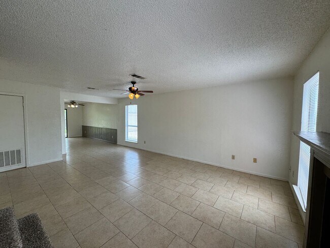 Building Photo - 2515 Bermuda Dr