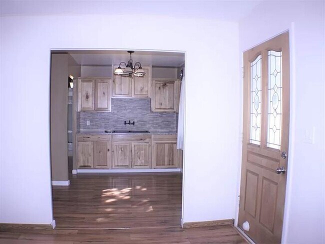 Building Photo - Updated 2 bedroom, 1 bath with a den