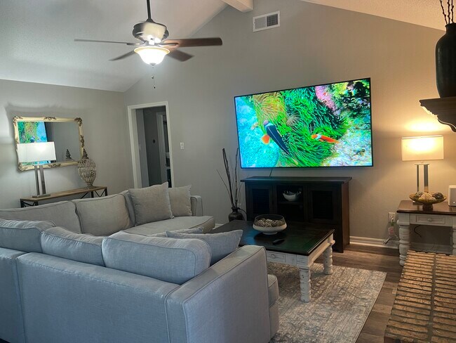 Sala de estar - 5606 Hollyhock Ln