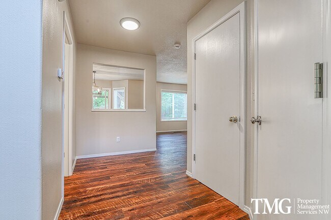 Building Photo - Spacious 4-Bedroom Home in Quiet Cul-de-Sa...