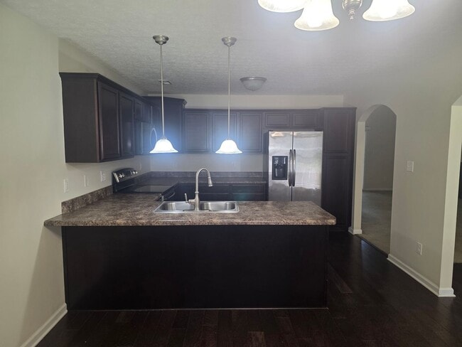 Building Photo - Nice 3 bedroom, 2 bath home with 2 car gar...