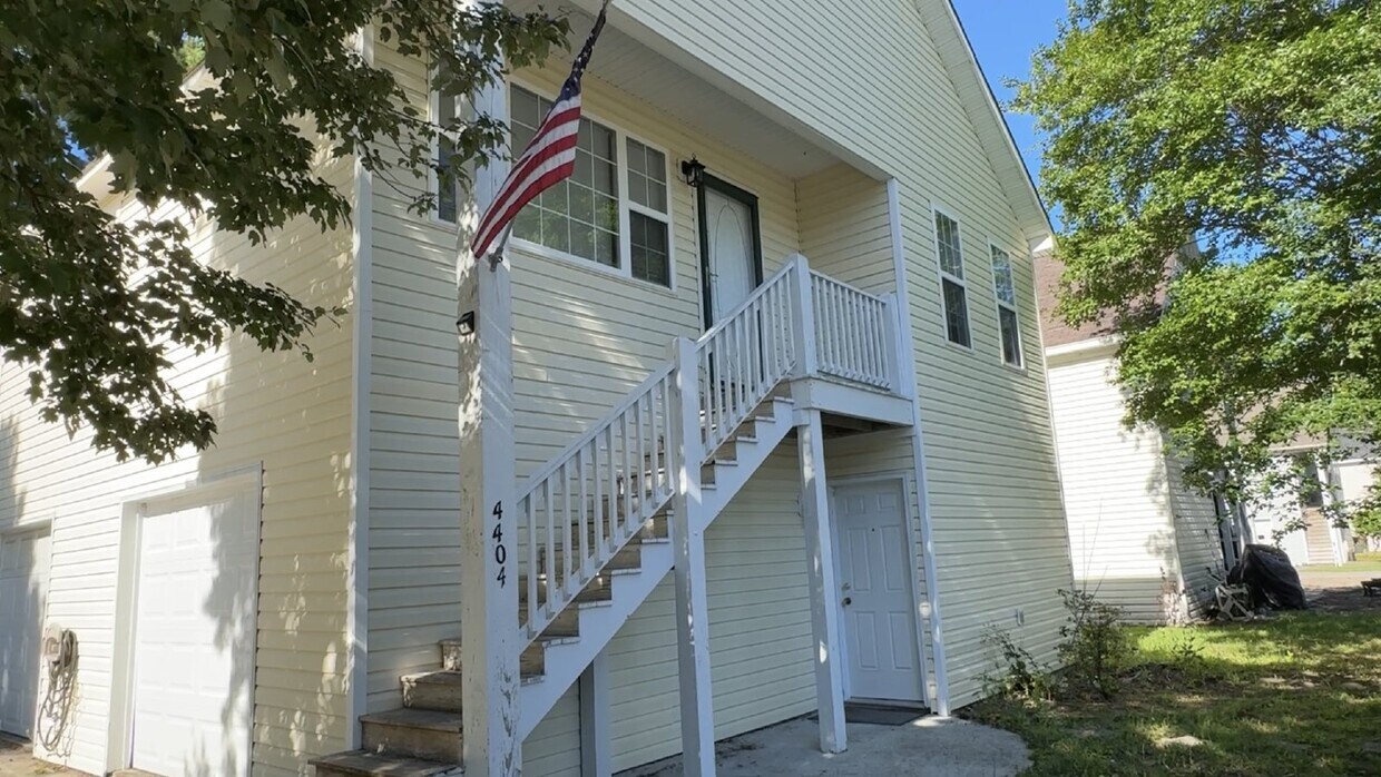 Foto principal - 3 BD/2 BA - Two Story Home in Mid-town Wil...