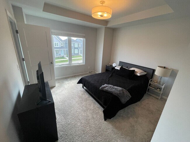 Building Photo - 2 bed / 2.5 bath townhouse in Fitchburg