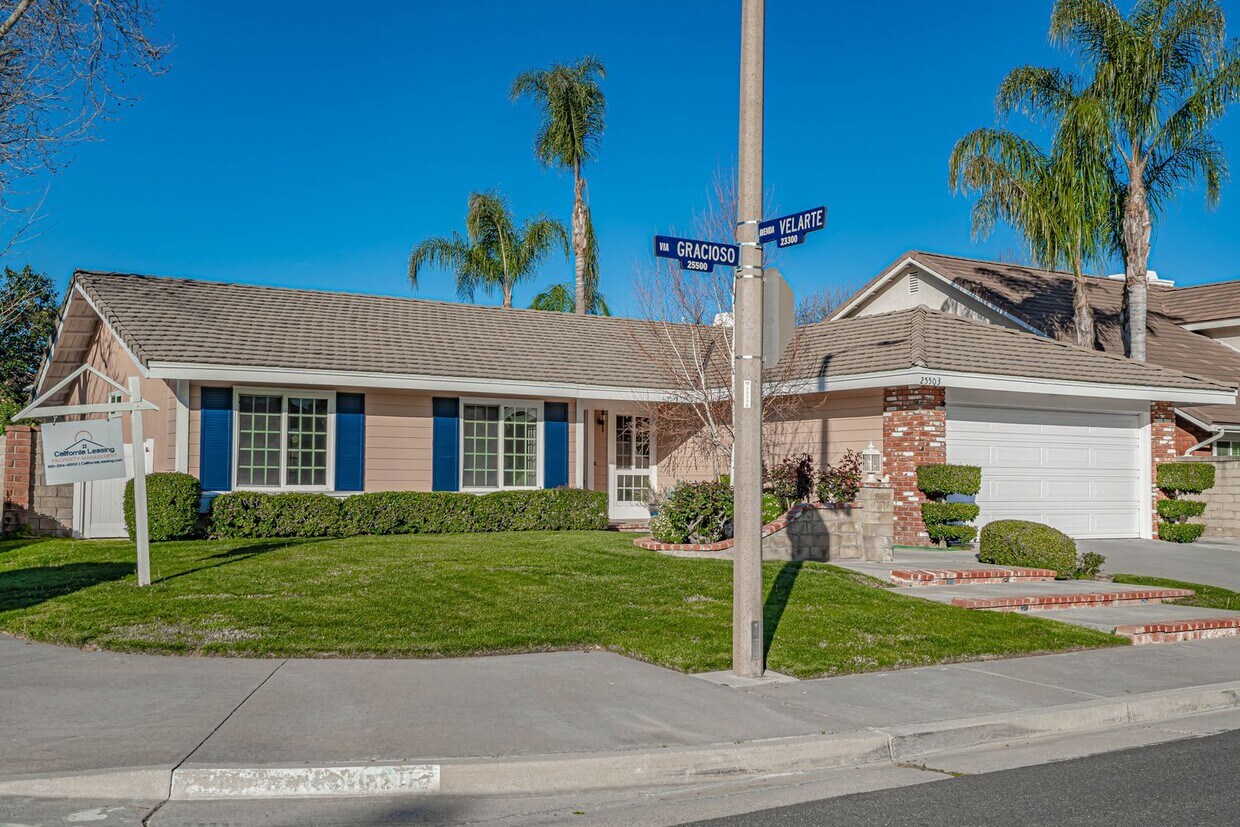 Foto principal - COMING SOON! Single Story 3 Bedroom Home F...