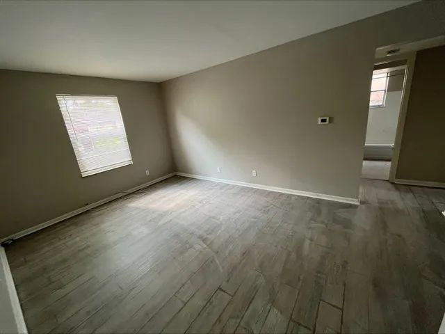 Foto del edificio - Spacious 2BD near downtown Columbus with parking, W/D hookups & secured access. Updated kitchen, ...